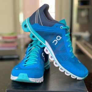 Women’s ON Cloudflow size 6.5